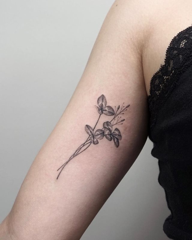 tattoo femenino con un trebol 07