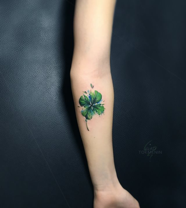tattoo femenino con un trebol 08