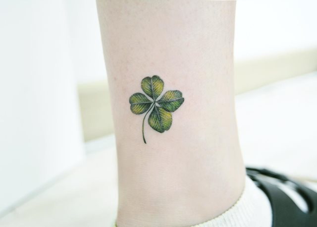 tattoo femenino con un trebol 09