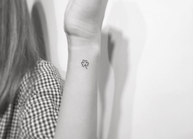 tattoo femenino con un trebol 10