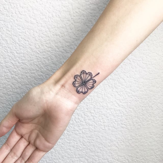tattoo femenino con un trebol 11