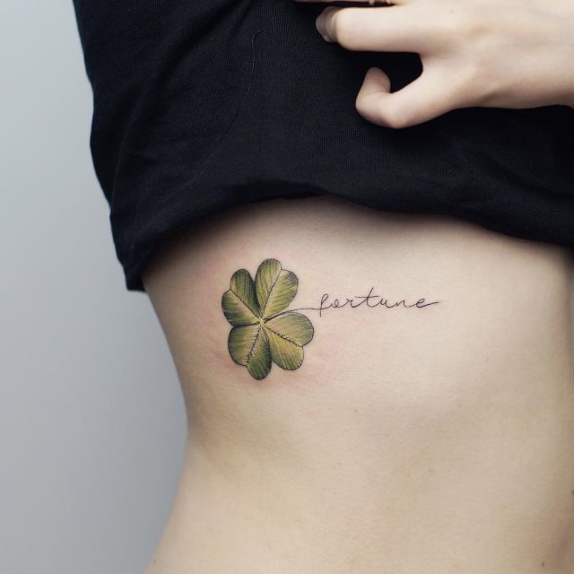 tattoo femenino con un trebol 12