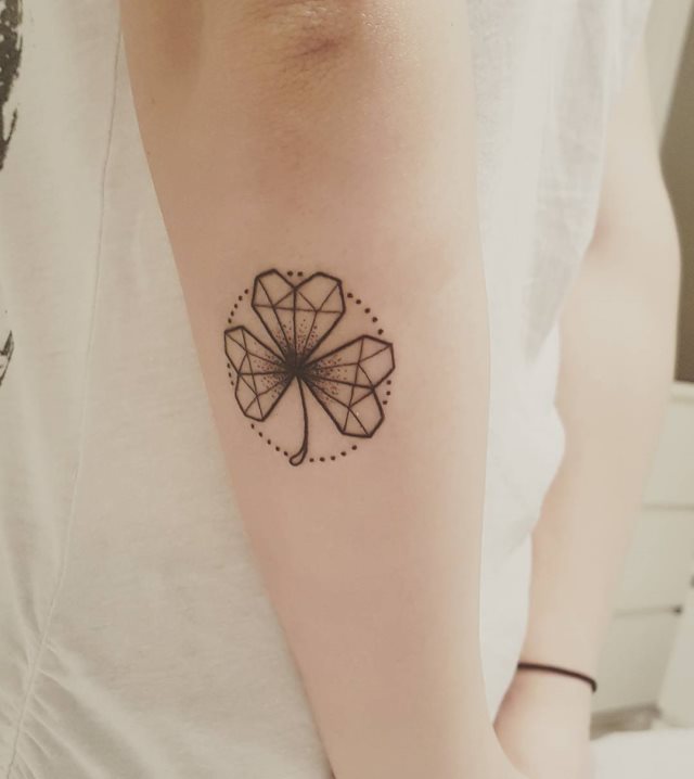 tattoo femenino con un trebol 13