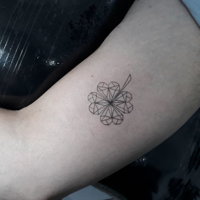 tattoo femenino con un trebol 14