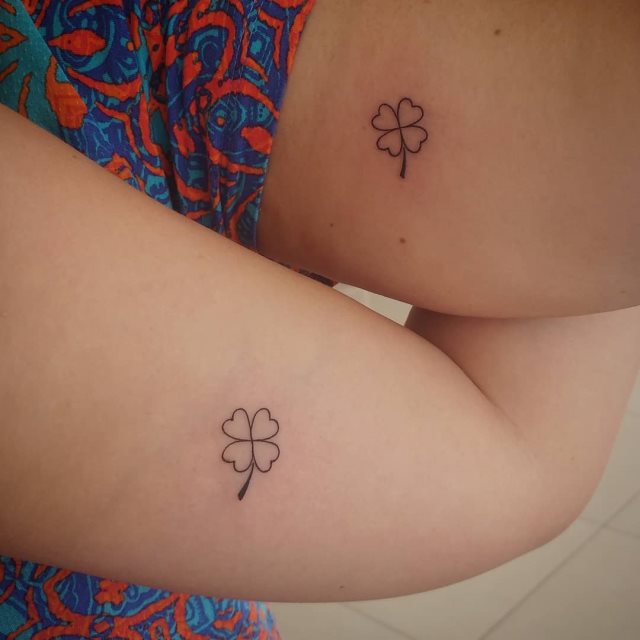 tattoo femenino con un trebol 15