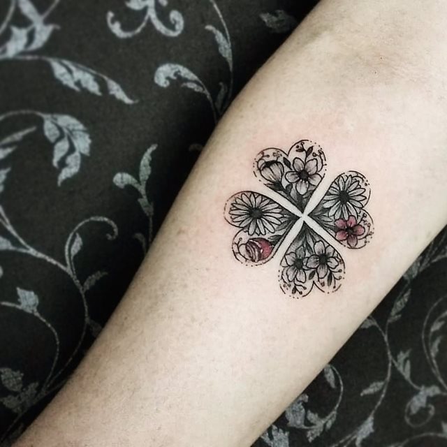 tattoo femenino con un trebol 16