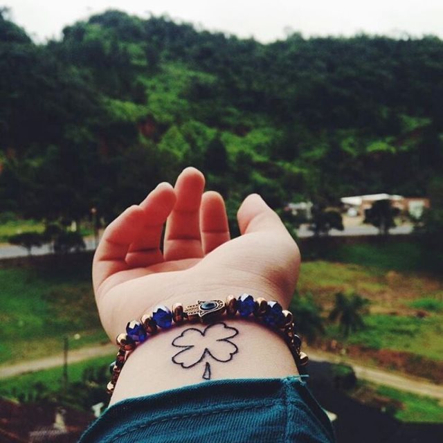 tattoo femenino con un trebol 17