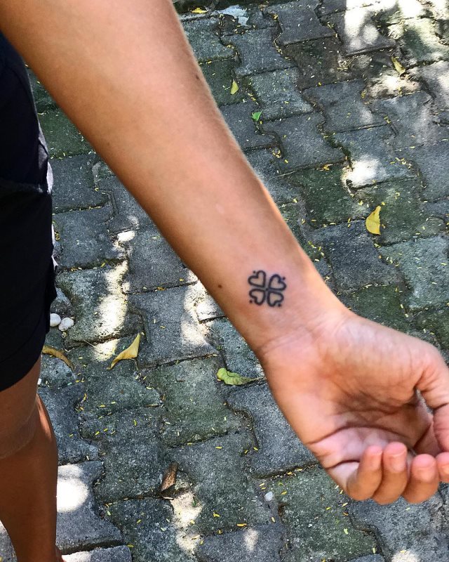 tattoo femenino con un trebol 18