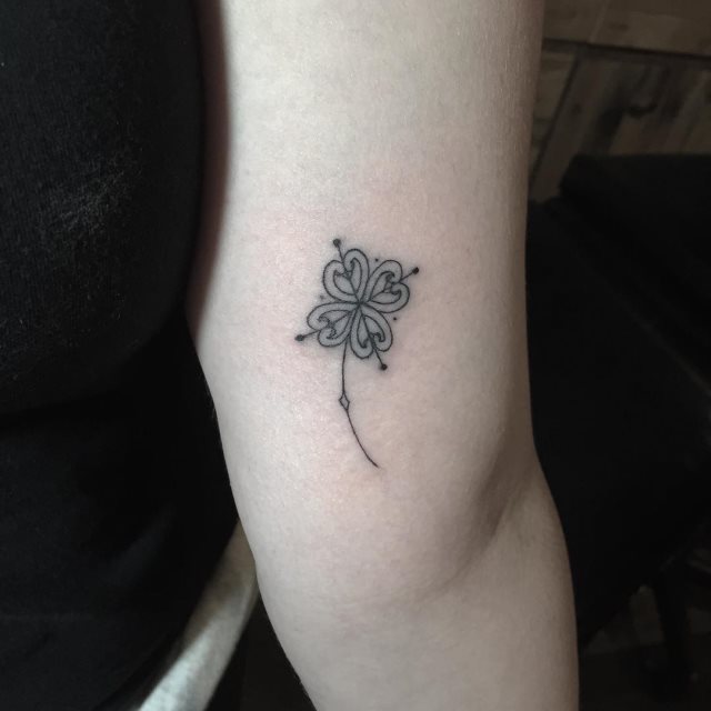tattoo femenino con un trebol 19