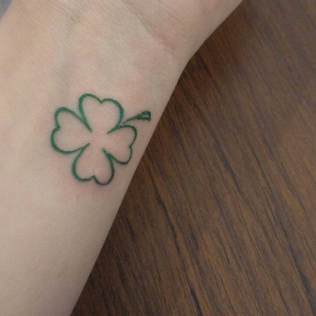 tattoo femenino con un trebol 20