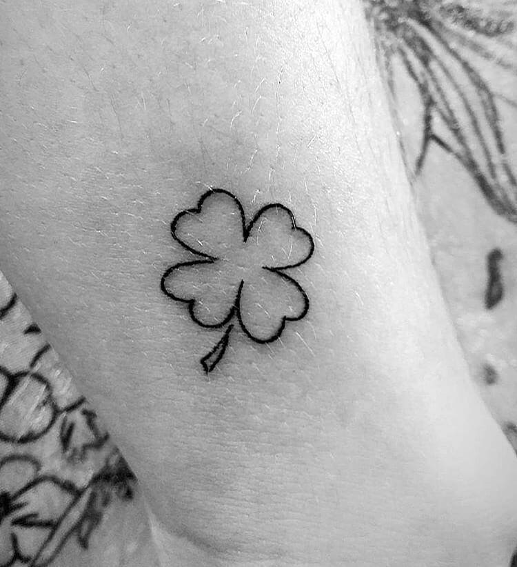 tattoo femenino con un trebol 21