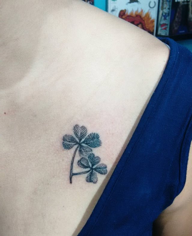 tattoo femenino con un trebol 22