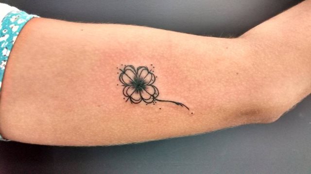 tattoo femenino con un trebol 23