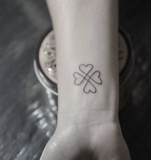 tattoo femenino con un trebol 24