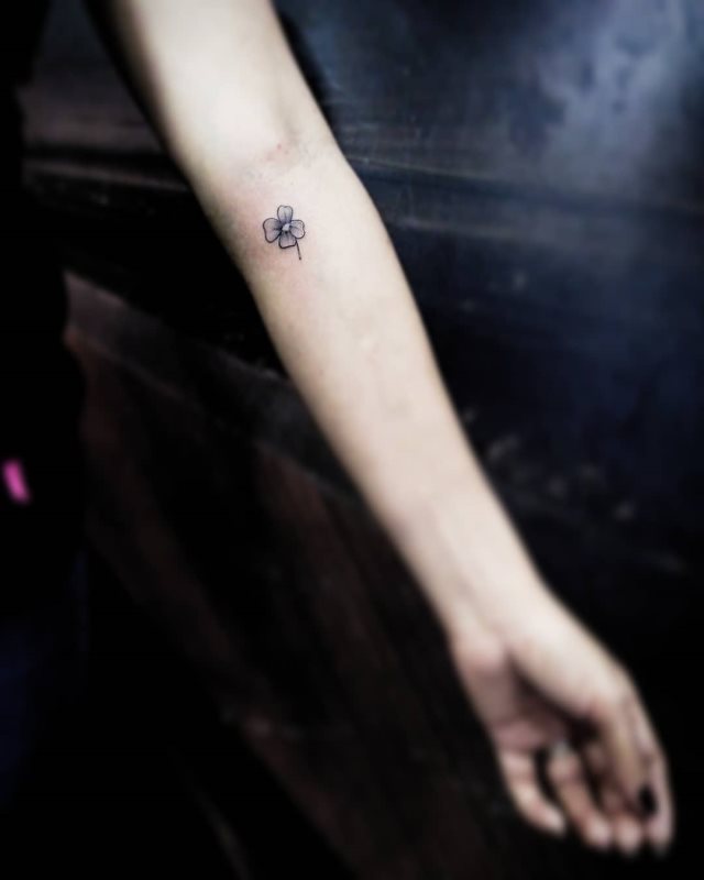 tattoo femenino con un trebol 25