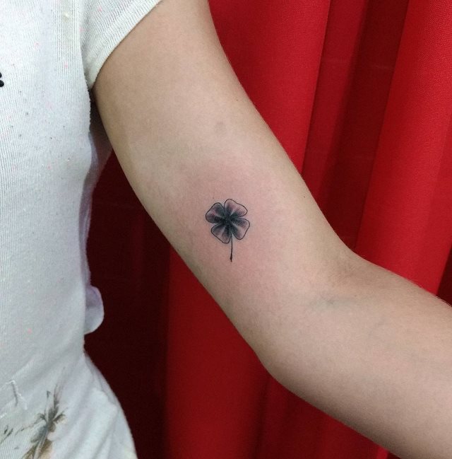 tattoo femenino con un trebol 26