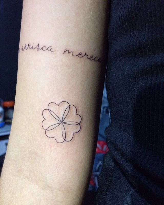 tattoo femenino con un trebol 28