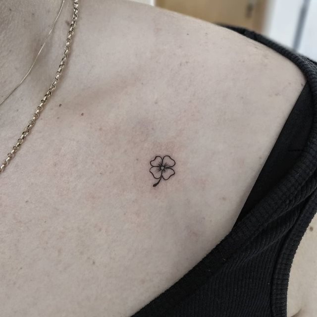 tattoo femenino con un trebol 29