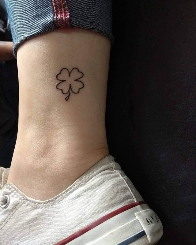 tattoo femenino con un trebol 30