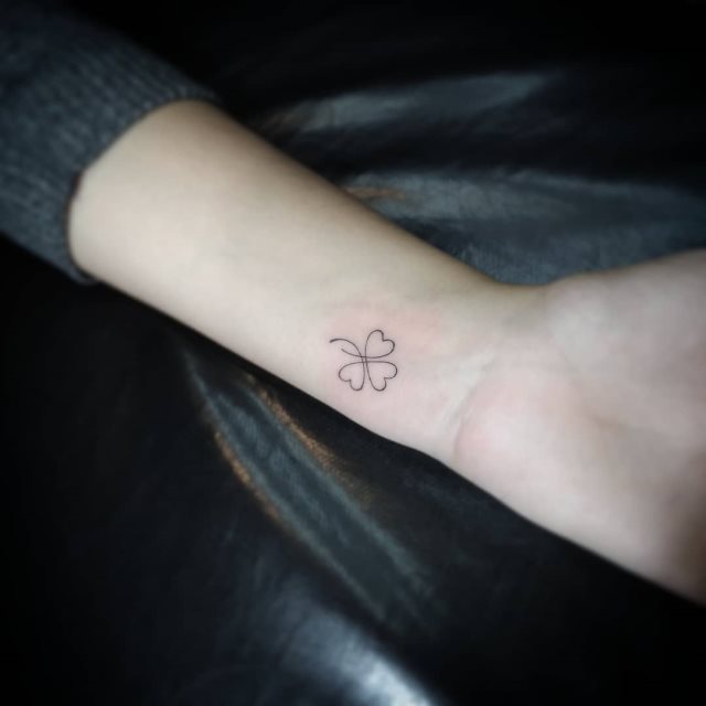 tattoo femenino con un trebol 31