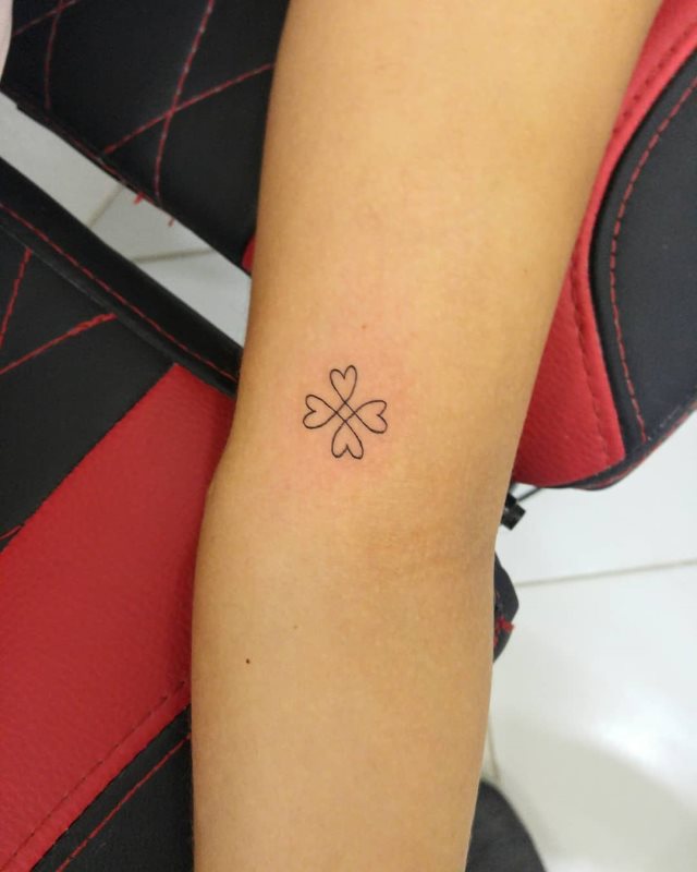 tattoo femenino con un trebol 32
