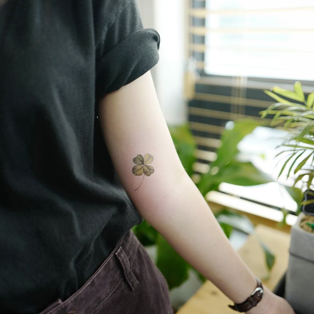 tattoo femenino con un trebol 33