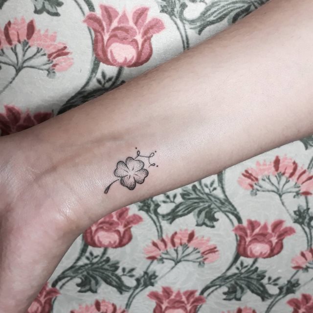 tattoo femenino con un trebol 34