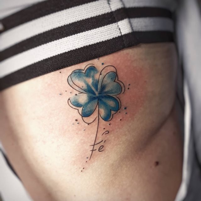 tattoo femenino con un trebol 35