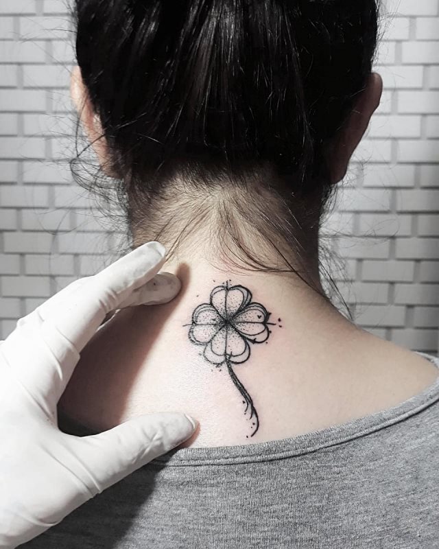 tattoo femenino con un trebol 37