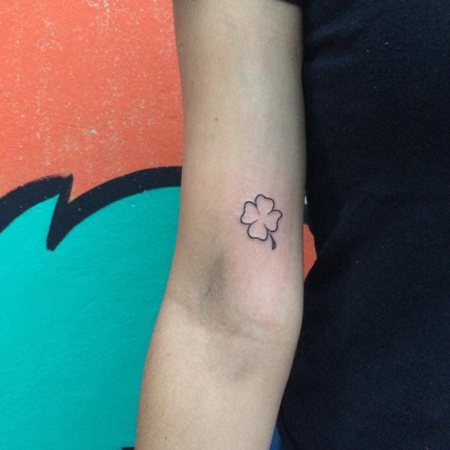 tattoo femenino con un trebol 38