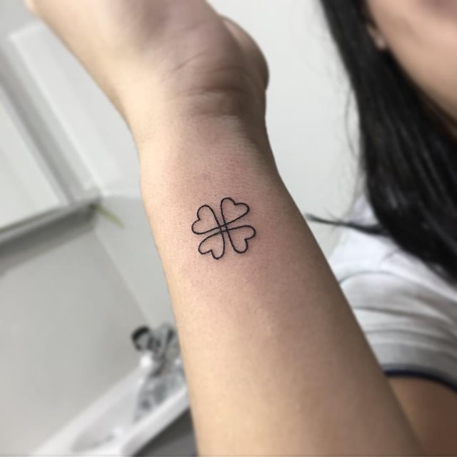 tattoo femenino con un trebol 39