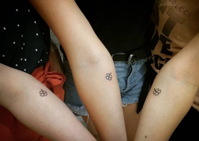 tattoo femenino con un trebol 41