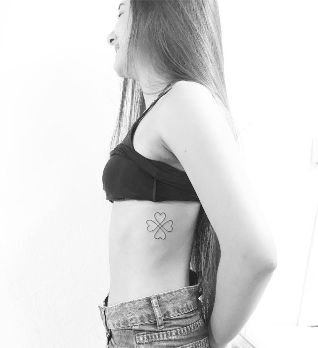 tattoo femenino con un trebol 42