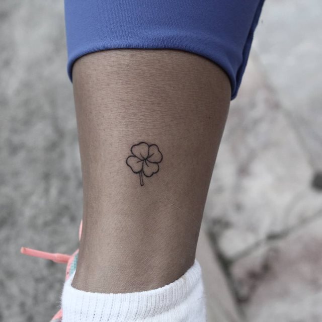 tattoo femenino con un trebol 43