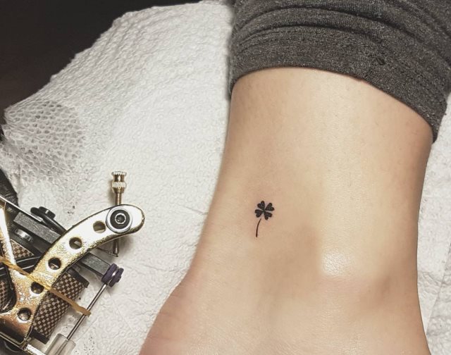 tattoo femenino con un trebol 44