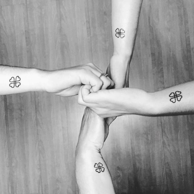 tattoo femenino con un trebol 45