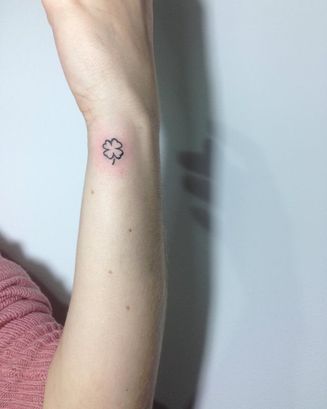 tattoo femenino con un trebol 47