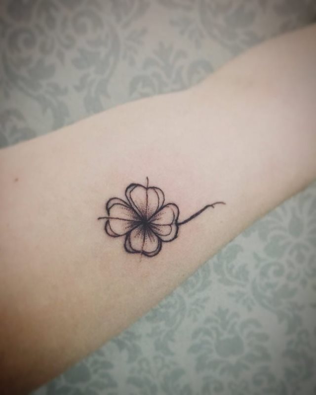 tattoo femenino con un trebol 48