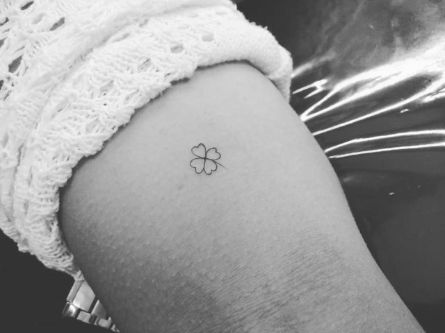 tattoo femenino con un trebol 49