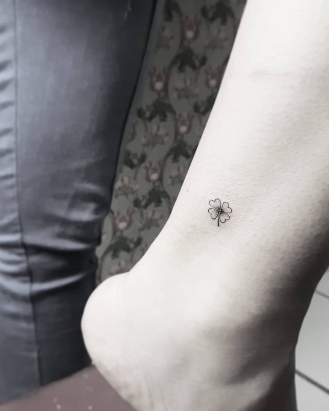 tattoo femenino con un trebol 50