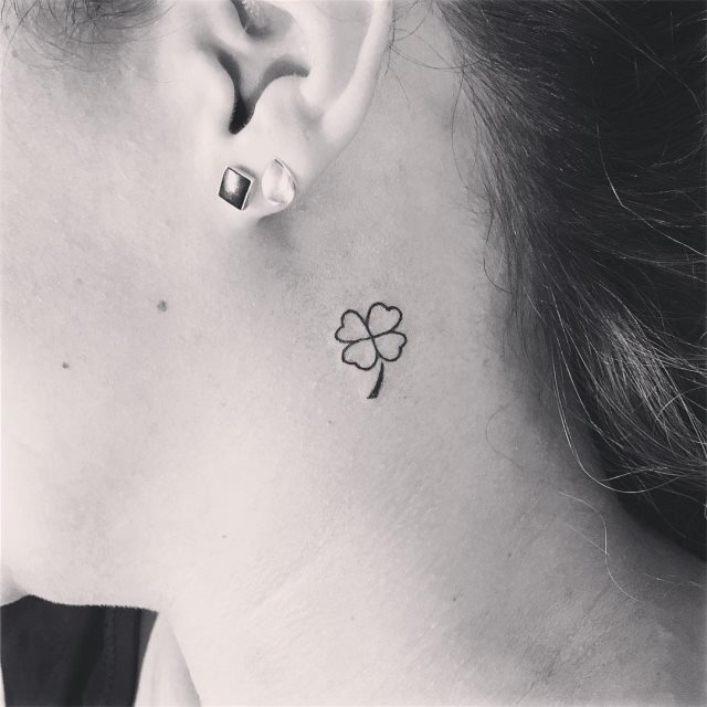 tattoo femenino con un trebol 51