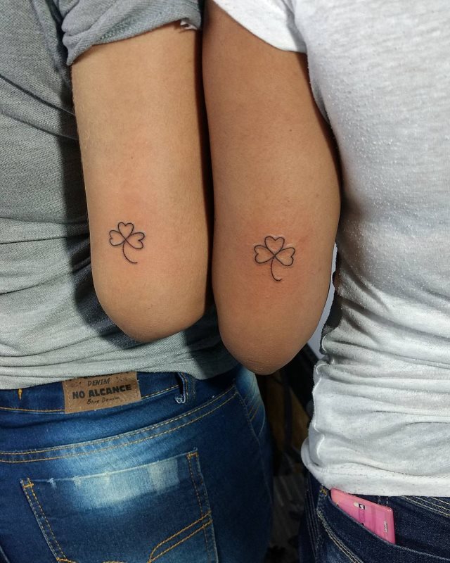 tattoo femenino con un trebol 52