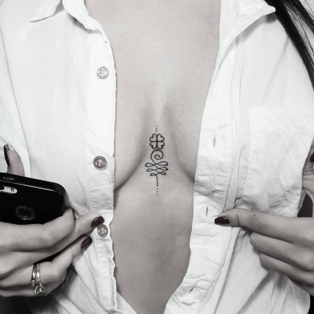 tattoo femenino con un trebol 53
