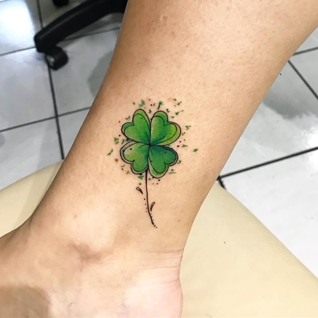 tattoo femenino con un trebol 54