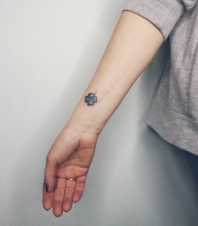 tattoo femenino con un trebol 55