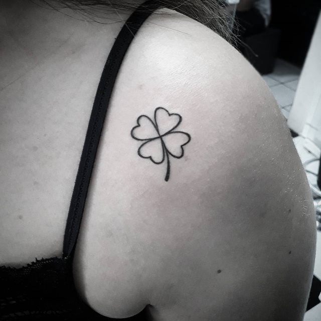 tattoo femenino con un trebol 56