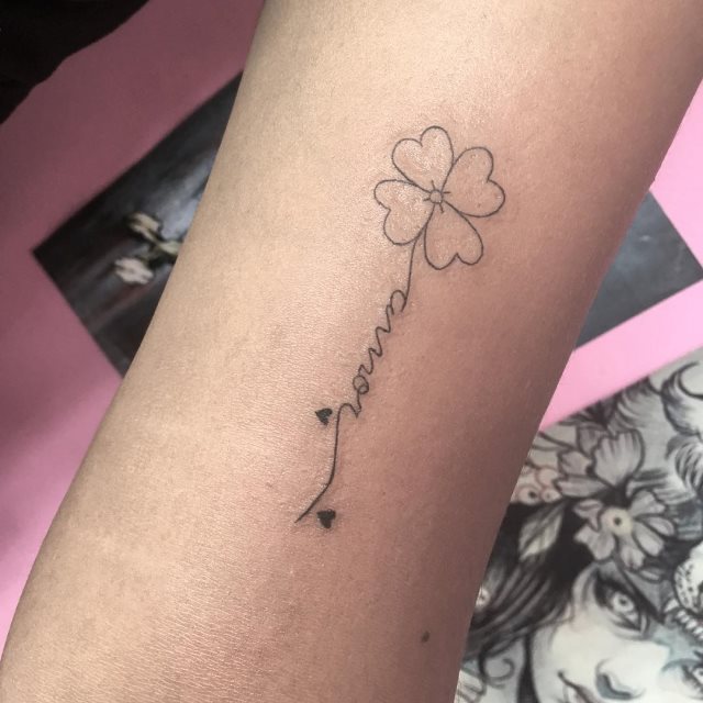 tattoo femenino con un trebol 57