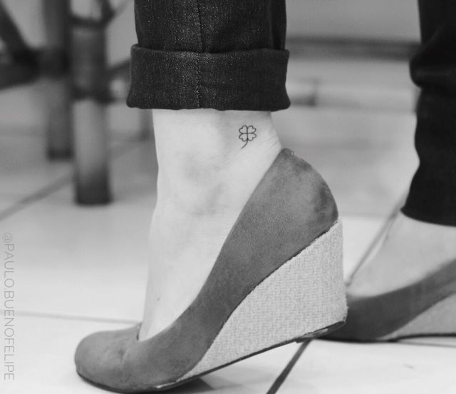 tattoo femenino con un trebol 58