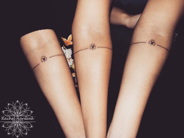 tattoo femenino con un trebol 59