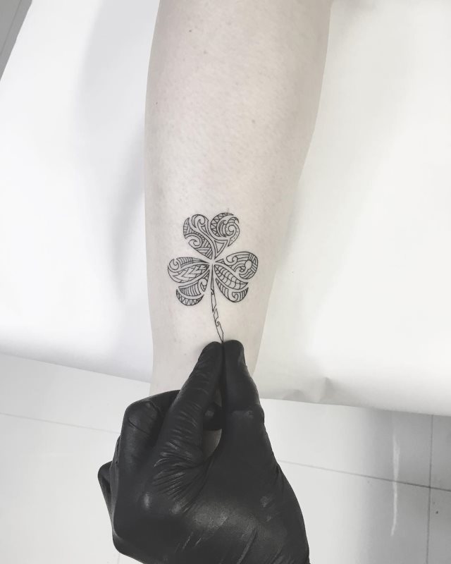 tattoo femenino con un trebol 60
